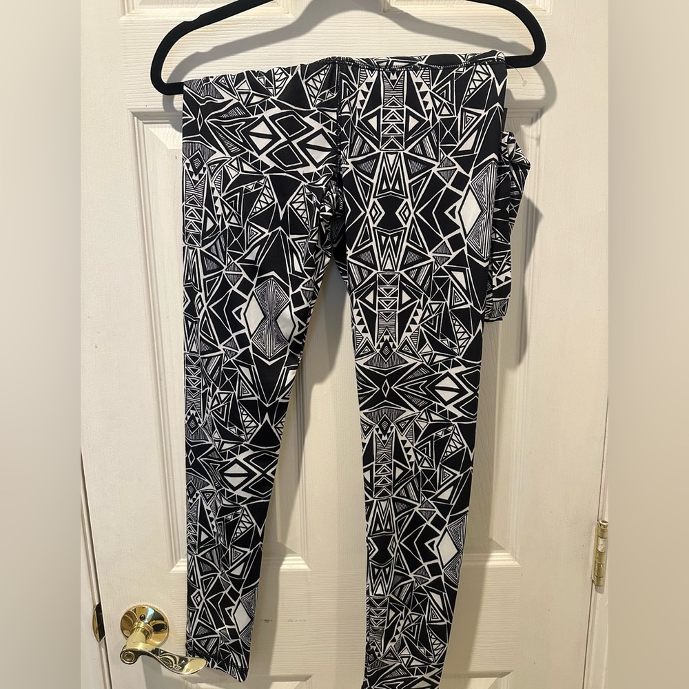 Energie Black and White Geometric Pattern Leggings